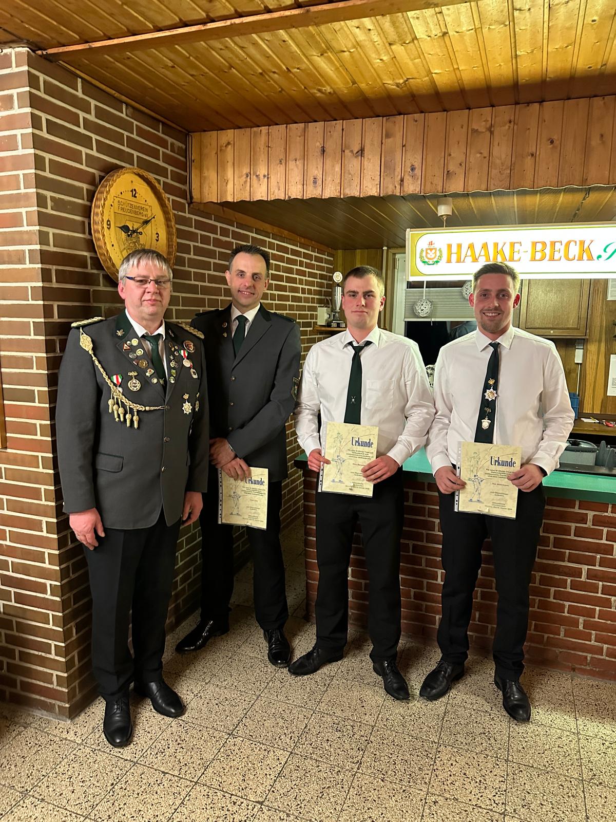 Bild "Aktuelles:Ehrung_2025_10_Jahre_Uwe_Linz_Nico_Barnefoehr_Tim_Stuehrmann.jpg"