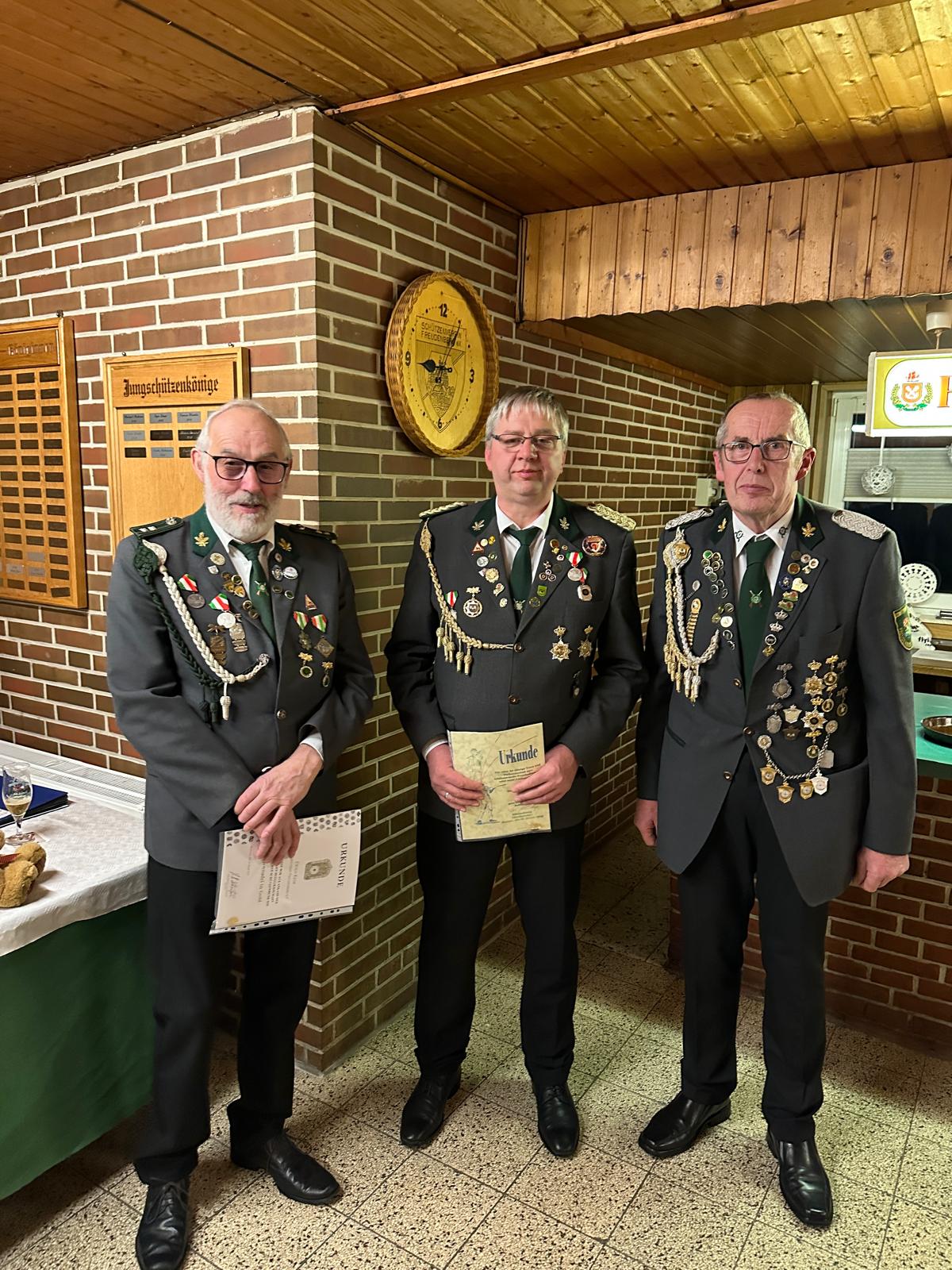 Bild "Aktuelles:Ehrung_2025_40_Jahre_Ewald_Kein_Harald_Schroeder.jpg"