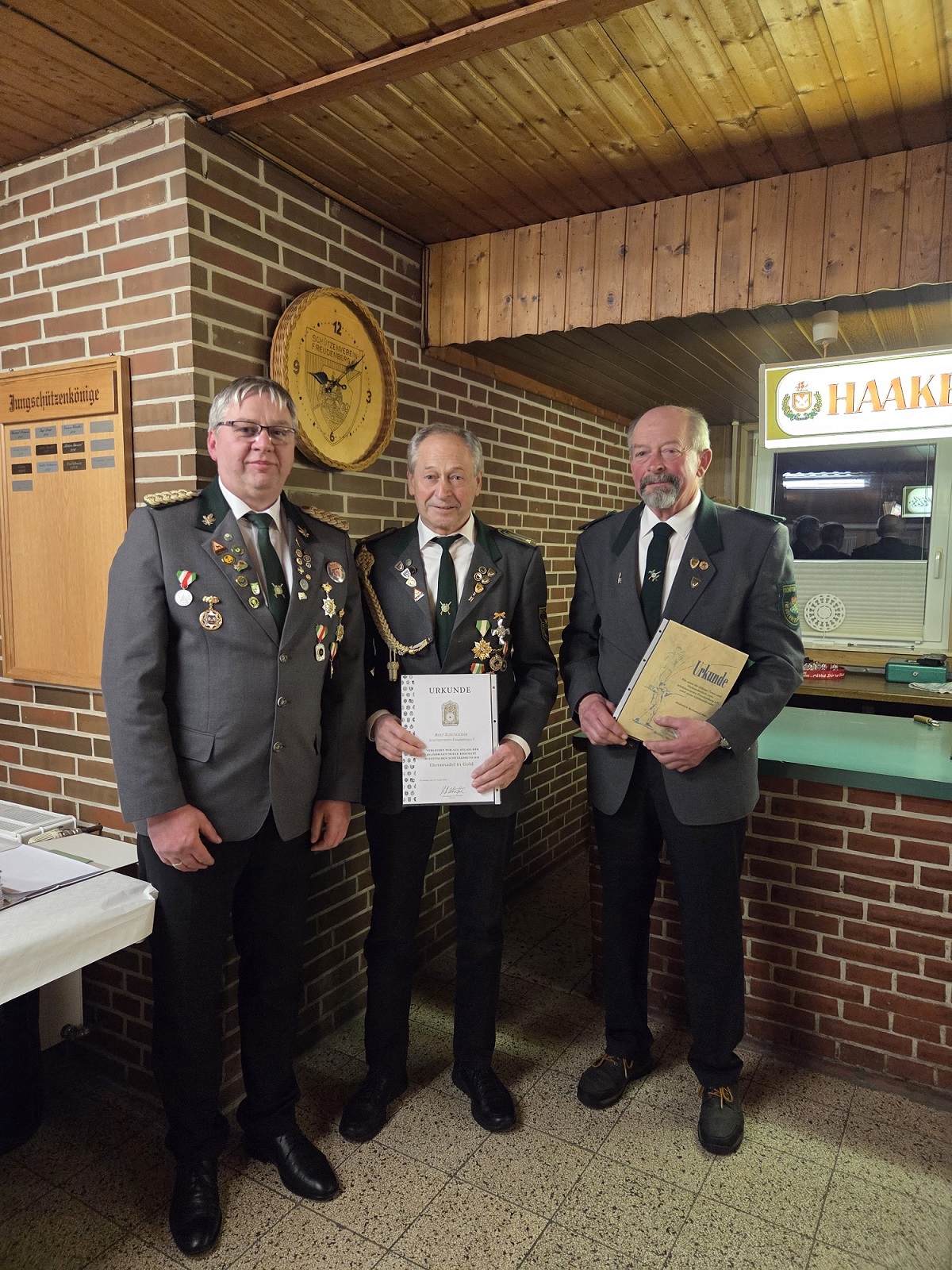 Bild "Aktuelles:Ehrung20262_Rolf_Schumacher_Heinz_Schumacher_60_Jahre.jpg"