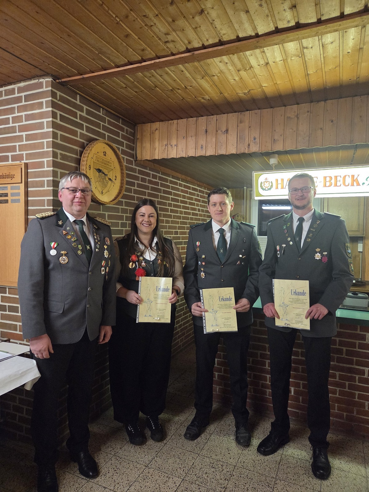 Bild "Aktuelles:Ehrung2026_Annika_Bettermann_Dominik_Hadeler_Maik_Schumacher_10_Jahre.jpg"